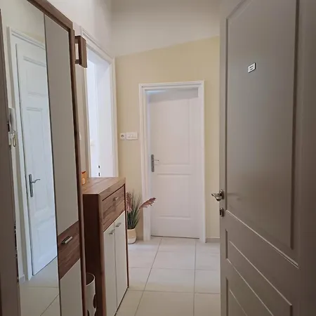 Zdenka - 100 M From The Διαμέρισμα