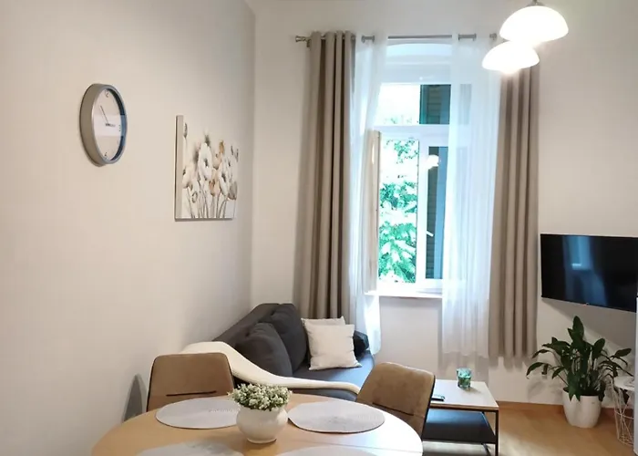 Zdenka - 100 M From The アパート *