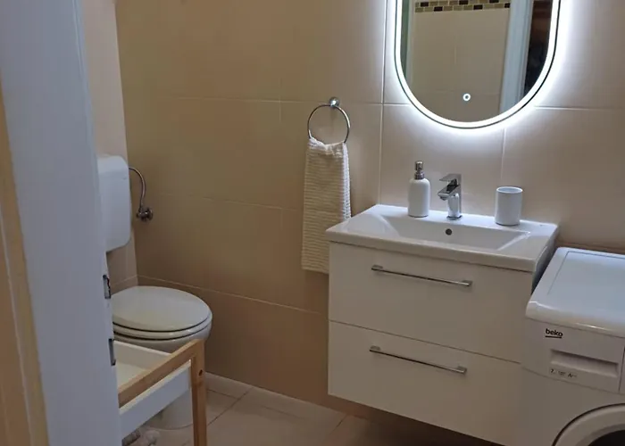 Zdenka - 100 M From The アパート *